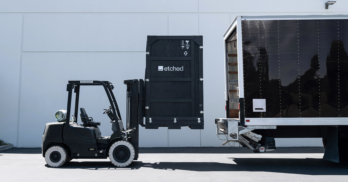 Etchedのロゴと、AI推論専用ラックのイメージ図。