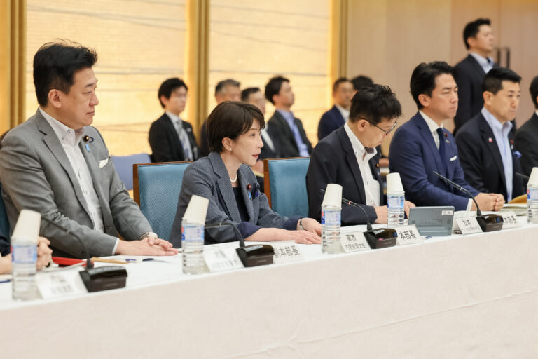 第6回サイバーセキュリティ戦略本部の会議の様子を写した、記者会見の様子の画像。