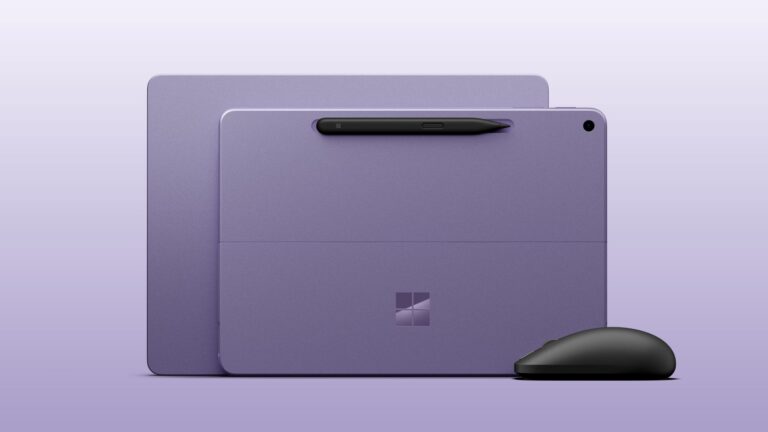 Microsoftの新型Surface Pro、Surface Laptop、およびSurface Mouseが並んでいる製品画像。
