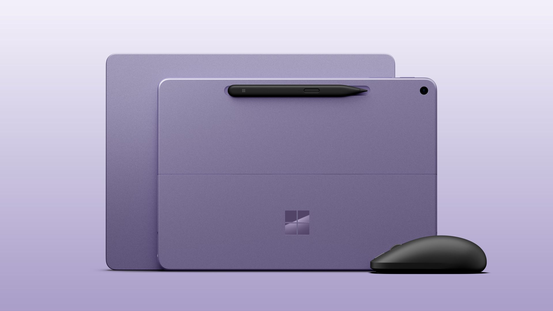 Microsoftの新型Surface Pro、Surface Laptop、およびSurface Mouseが並んでいる製品画像。